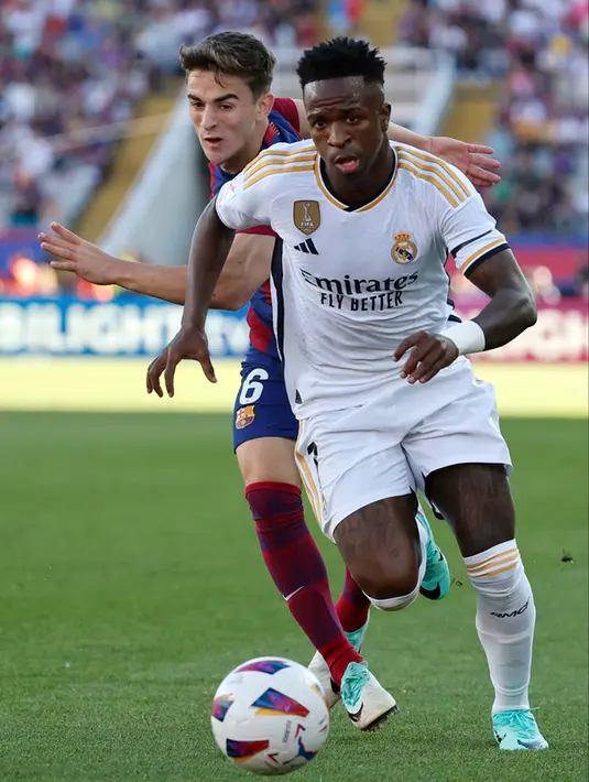 <p>Dia menyamakan kedudukan lewat golnya di menit ke-68. Eks Borussia Dortmund itu kemudian memastikan keunggulan Real Madrid pada menit kedua injury time. (AP Photo/Joan Monfort)</p>