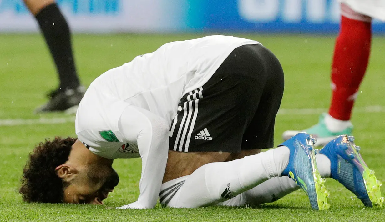 Penyerang Mesir, Mohamed Salah berselebrasi usai mencetak gol penalti ke gawang Rusia pada grup A Piala Dunia 2018 di stadion St. Petersburg di St. Petersburg, (19/6). Rusia menang 3-1 atas Mesir. (AP Photo / Gregorio Borgia)