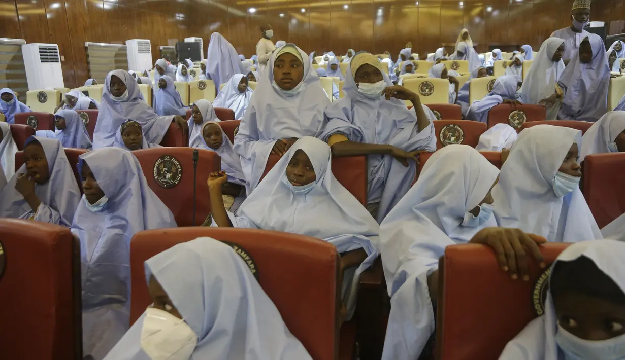 Sejumlah siswi yang diculik oleh kelompok bersenjata dari Sekolah Menengah Putri Pemerintah, di Jangebe, pekan lalu setelah pertemuan pembebasan mereka dengan Gubernur negara bagian Bello Matawalle, di Gusau, Nigeria utara, Selasa (2/3/2021). (AP Photo / Sunday Alamba)