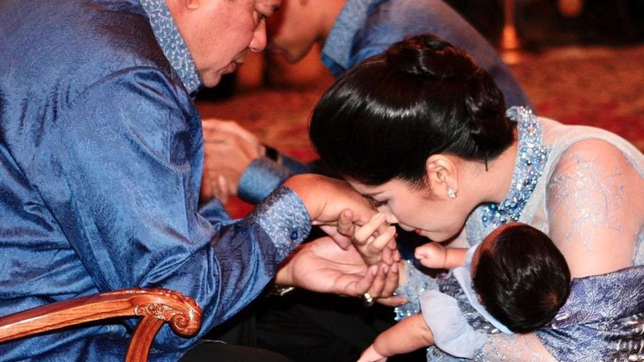 Gendong Anak Sambil Sungkem