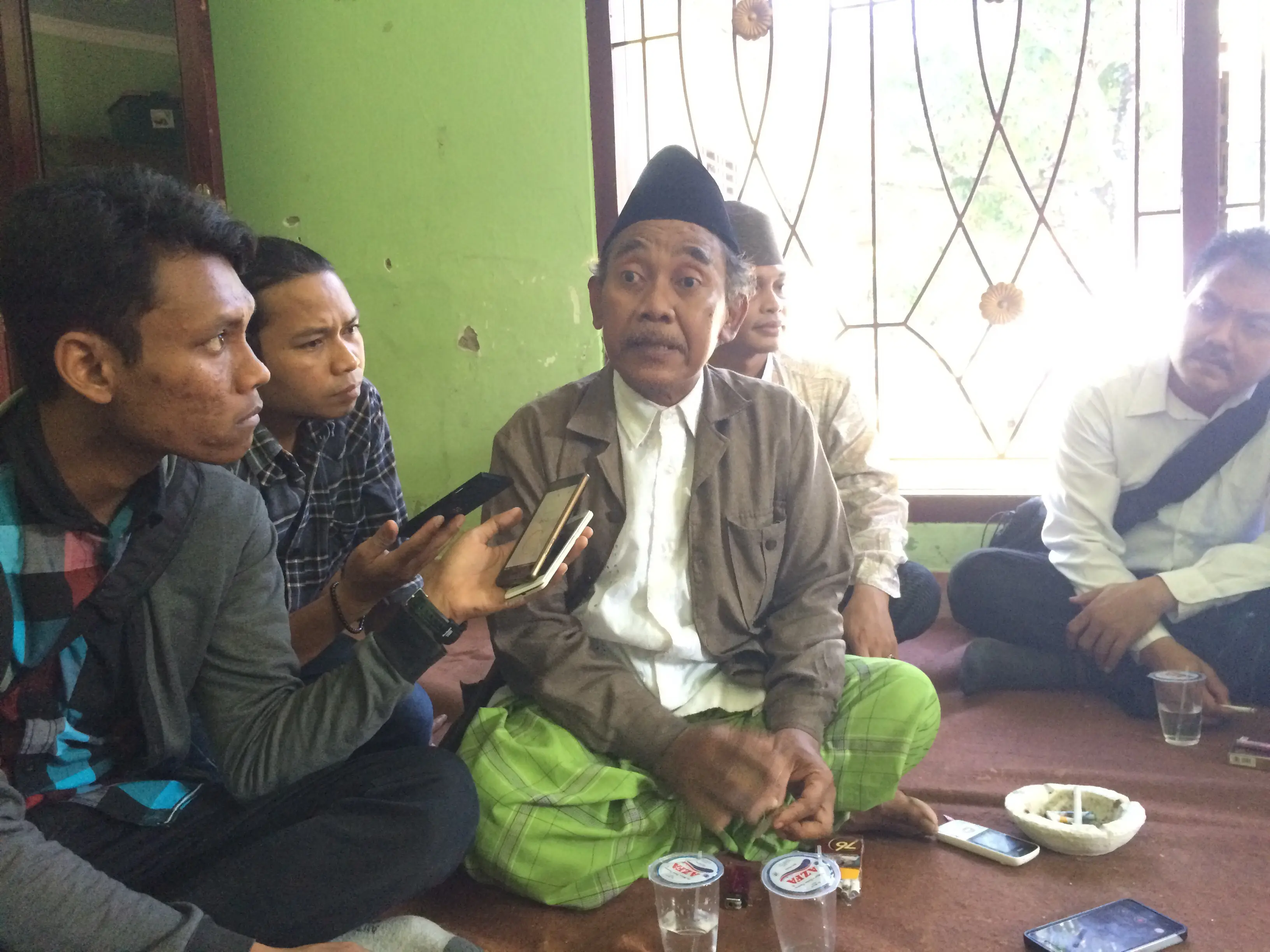 Kiai Ma'dun, salah seorang keponakan Mbah Fanani, menjelaskan sosok uwaknya kepada wartawan. (Liputan6.com/Panji Prayitno)