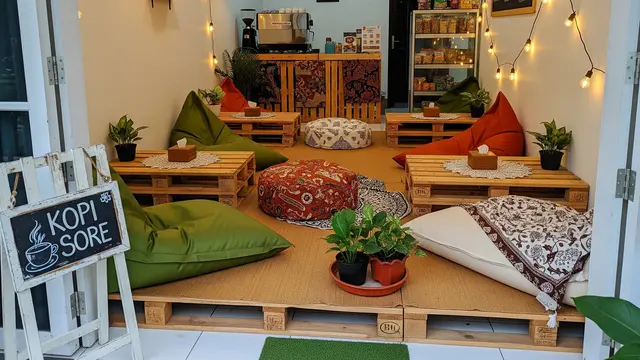 Dapur Warung Lesehan dengan Palet Kayu