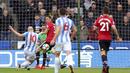Proses terjadinya gol oleh gelandang Huddersfield Town, Aaron Mooy, ke gawang Manchester United pada laga Premier League di Stadion The John Smith's, Sabtu (21/10/2017). Huddersfield Town menang 2-1 atas Manchester United. (AP/Nigel French)