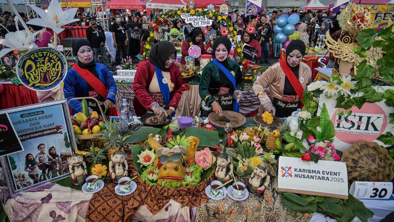 FOTO: Keseruan Warga Kota Surabaya Dengan Aneka Kostum Unik Mengikuti Festival Rujag Uleg