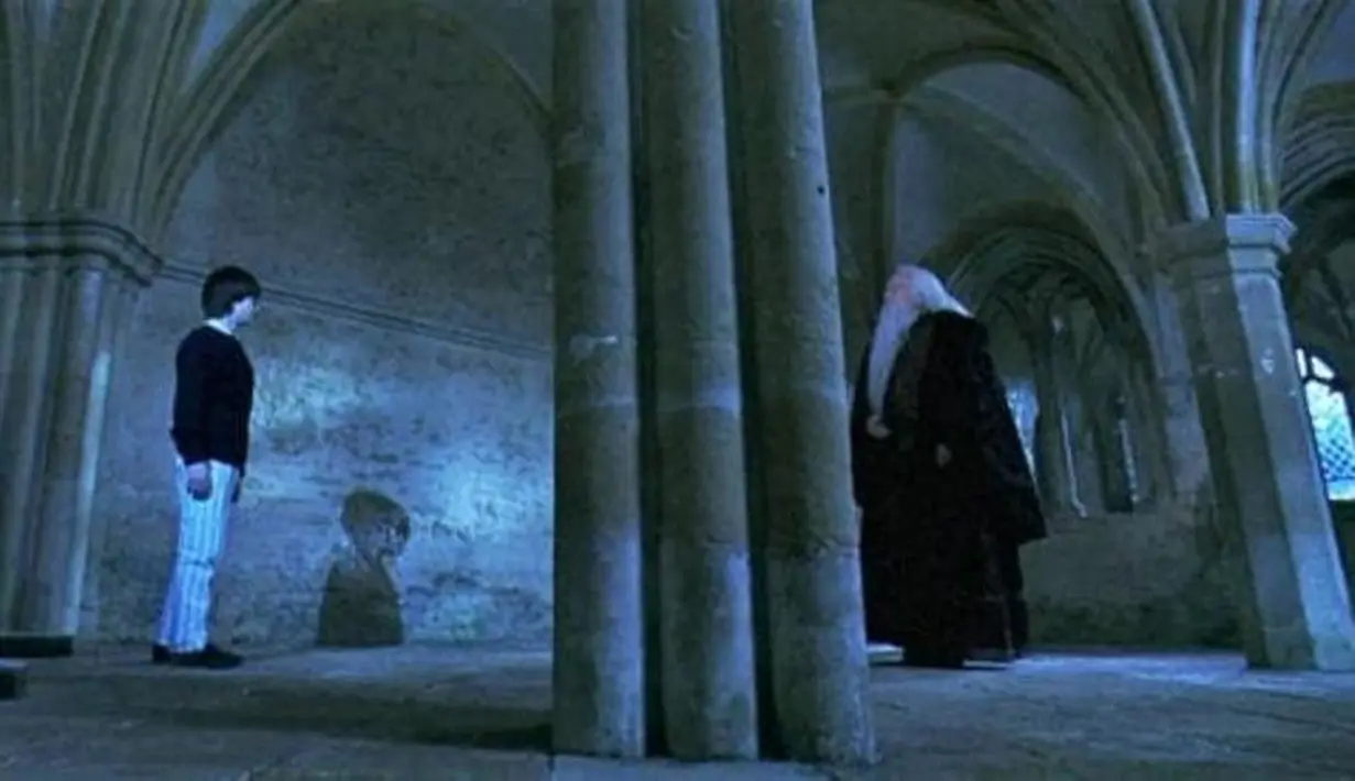 "Aku melihat diriku yang memegang sepasang kaus kaki wol tebal," ujar Dumbledore saat itu. (pinknews.couk)