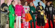 Penyanyi Soimah Pancawati baru saja merayakan ulang tahun ke-43 secara meriah. Acara berlangsung di Pendopo Tulogo miliknya, kawasan Yogyakarta. Berikut beberapa potret acara yang dihadiri banyak artis hingga wanita berjulukan ratu emas. [Instagram/mirahayati29]