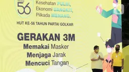 Ketua Umum Partai Golkar Airlangga Hartarto (kiri) saat HUT ke-56 Partai Golkar di Jakarta, Sabtu (17/10/2020). Partai Golkar mendorong masyarakat mematuhi protokol pencegahan penularan COVID-19 melalui 3M yaitu Memakai Masker, Mencuci Tangan, dan Menjaga Jarak. (Liputan6.com/Johan Tallo)