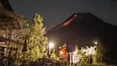 Lava pijar mengalir dari kawah Gunung Merapi di Yogyakarta, Sabtu (23/1/2021). Balai Penyelidikan dan Pengembangan Teknologi Kebencanaan Geologi (BPPTKG) menyebutkan Gunung Merapi mengeluarkan 17 kali guguran lava pijar dengan jarak luncur 300-500 meter pada Sabtu (23/1) pagi. (AFP/Agung Supriyanto)
