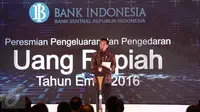 Presiden Joko Widodo (Jokowi) memberi sambutan dalam peluncuran uang rupiah baru dengan tahun emisi 2016 di Jakarta, Senin (19/12). Sebanyak tujuh uang rupiah kertas dan empat uang rupiah logam diperkenalkan kepada masyarakat. (Liputan6.com/Faizal Fanani)