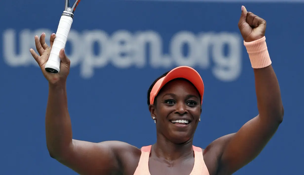 Sloane Stephens melaju ke semifinal setelah menang atas petenis latvia, Anastasija Sevastova pada perempat final AS Terbuka 2017 di Arthur Ashe Stadium, New York, (5/9/2017).  Sloane menang 6-3, 3-6, 7-6. (AP/Adam Hunger)