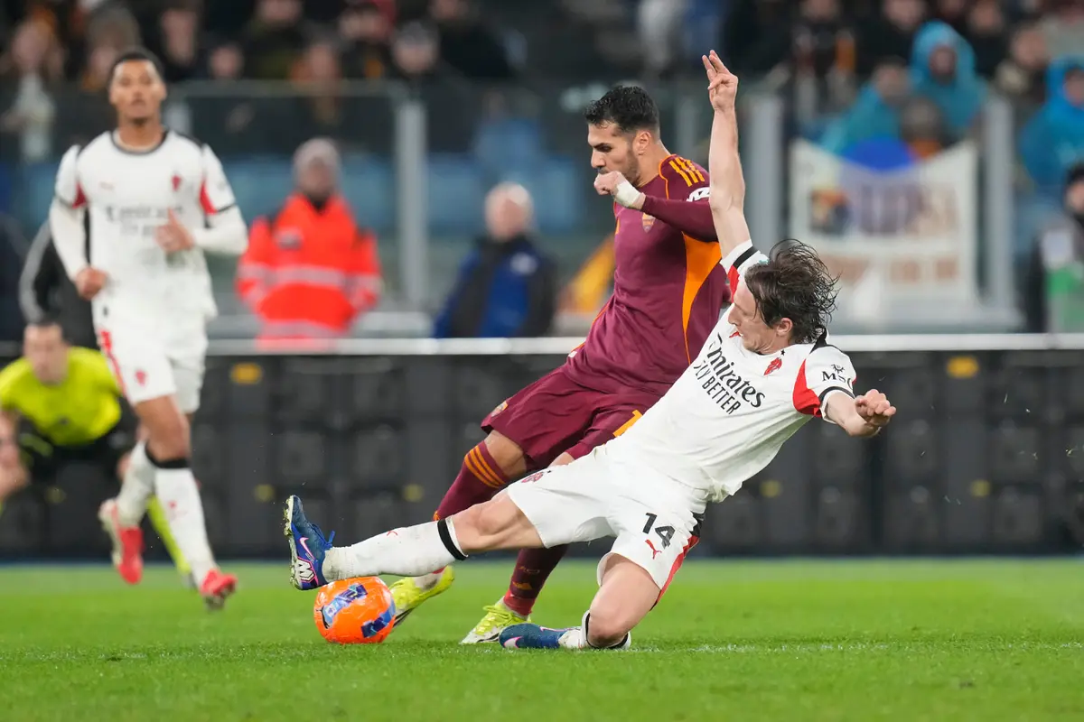 Gelandang AC Milan Luka Modric berusaha merebut bola dari bek AS Roma Zeki Celik di pekan ke-22 Liga Italia 2025/2026 di Olimpico, Senin (26/01/2026).