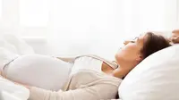 Masih bingung bagaimana posisi tidur terbaik untuk Anda dan si bayi saat hamil? Simak di sini tipsnya.