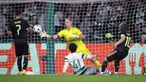 Pemain Real Madrid Luka Modric (kanan) mencetak gol gawang Celtic pada pertandingan sepak bola Grup F Liga Champions di Celtic Park, Glasgow, Skotlandia, 6 September 2022. Real Madrid mengalahkan Celtic dengan skor 3-0. (AP Photo/Scott Heppell)