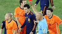 Bek Belanda John Heitinga (kiri) meninggalkan lapangan seusai diganjar kartu merah oleh wasit Howard Webb di laga final PD 2010 di Soccer City, Johannesburg, 11 Juli 2010. Spanyol unggul 1-0. AFP PHOTO / STEPHANE DE SAKUTIN 