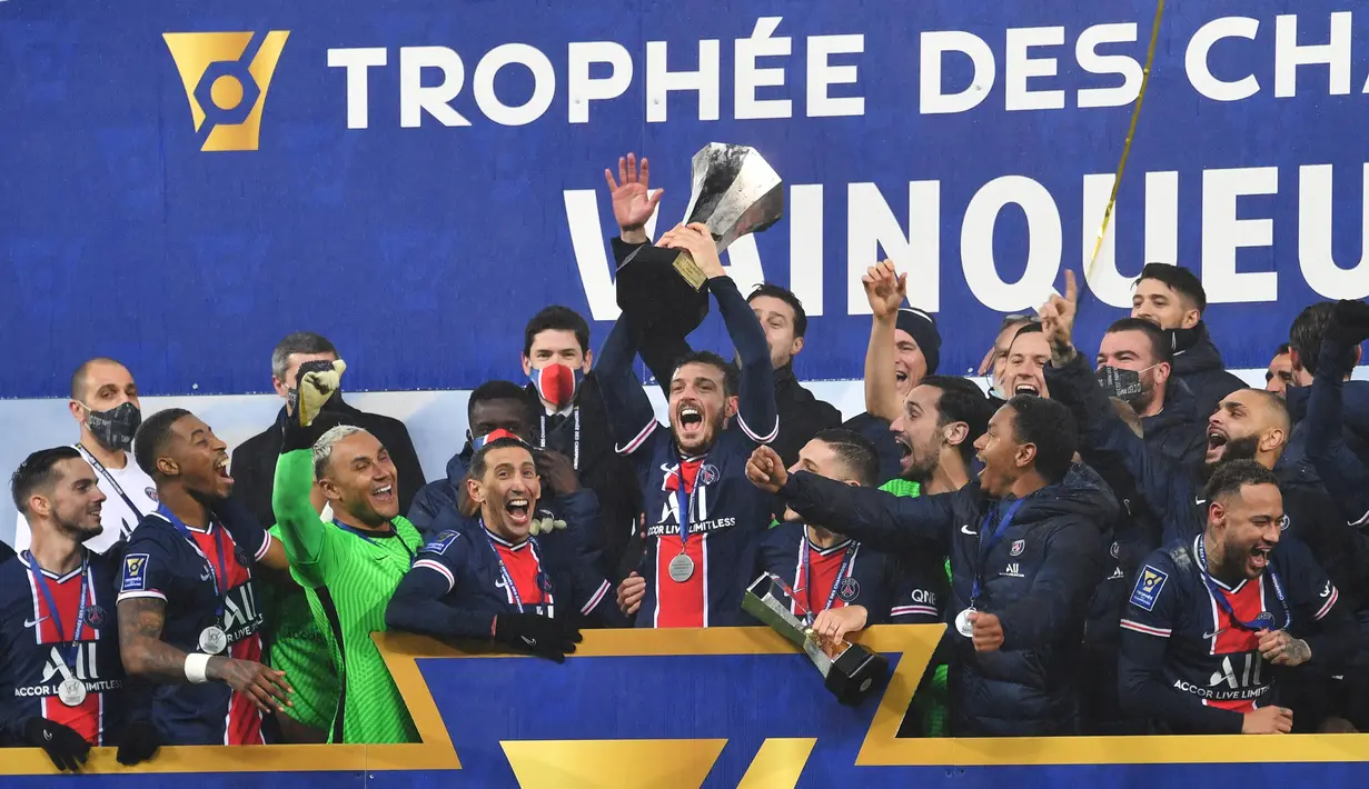 Pemain PSG mengangkat trofi Piala Super Prancis atau Trophee des Champions usai mengalahkan Marseille di Stade Bollaert-Delelis, Kamis (14/1/2021). PSG menang 2-1 atas Marseille. (AFP/Denis Charlet)