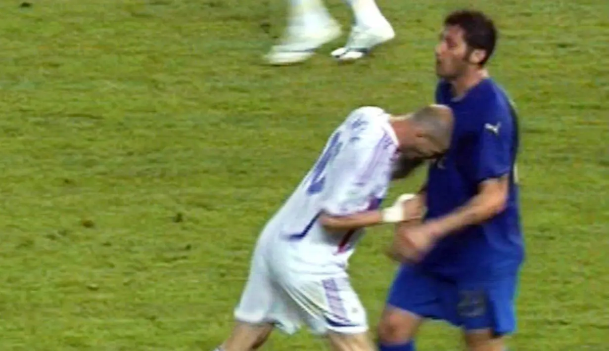 Gelandang Prancis, Zinedine Zidane, menanduk bek Italia, Marco Materazzi, saat final Piala Dunia 2006 Stadion Olympic, Berlin, Jerman (9/7/2006). Tandukan tersebut menjadi salah satu momen ikonik pada ajang Piala Dunia 2006. (AFP/John Macdougall)