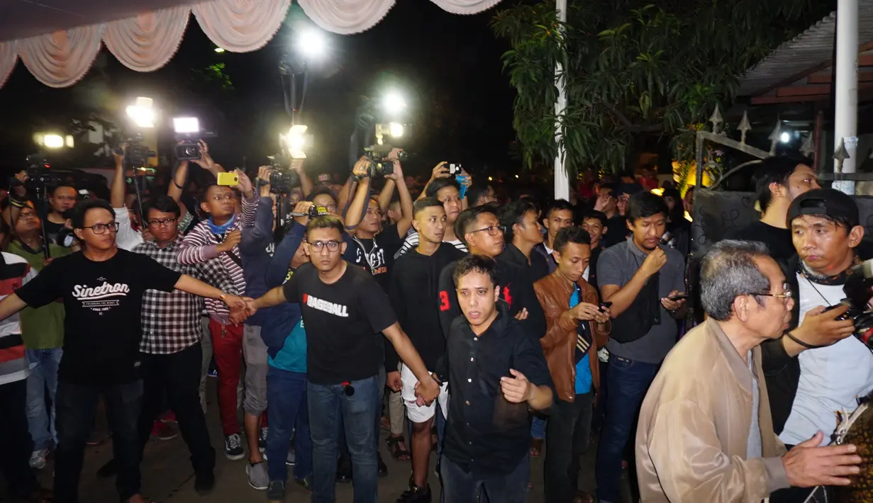 Hingga dini hari, ratusan pelayat terus memadati rumah duka Mike Mohede di kawasan Tangerang Selatan, Banten. Mike Mohede meninggal dunia secara medadak Minggu (31/7) dan mengagetkan banyak pihak. (Syaiful Bachri/Bintang.com)