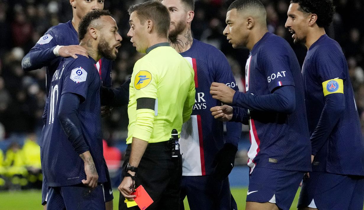 PSG meraih kemenangan penting ketika bersua Strasbourg pada pekan ke-16 Ligue 1 musim 2022/2023. Namun sayang, kemenangan PSG itu harus ternodai dengan dikartu merahnya sang bintang Neymar.  (AP Photo/Thibault Camus)
