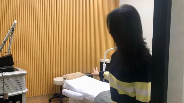 Dr Aileen menunjukkan ruang perawatan wajah untuk pasien