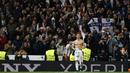 Striker Real Madrid, Cristiano Ronaldo, melakukan selebrasi pamer otot usai mencetak gol ke gawang Juventus pada laga Liga Champions di Stadion Santiago Bernabeu, Rabu (11/4/2018). Real Madrid takluk 1-3 dari Juventus. (AP/Francisco Seco)