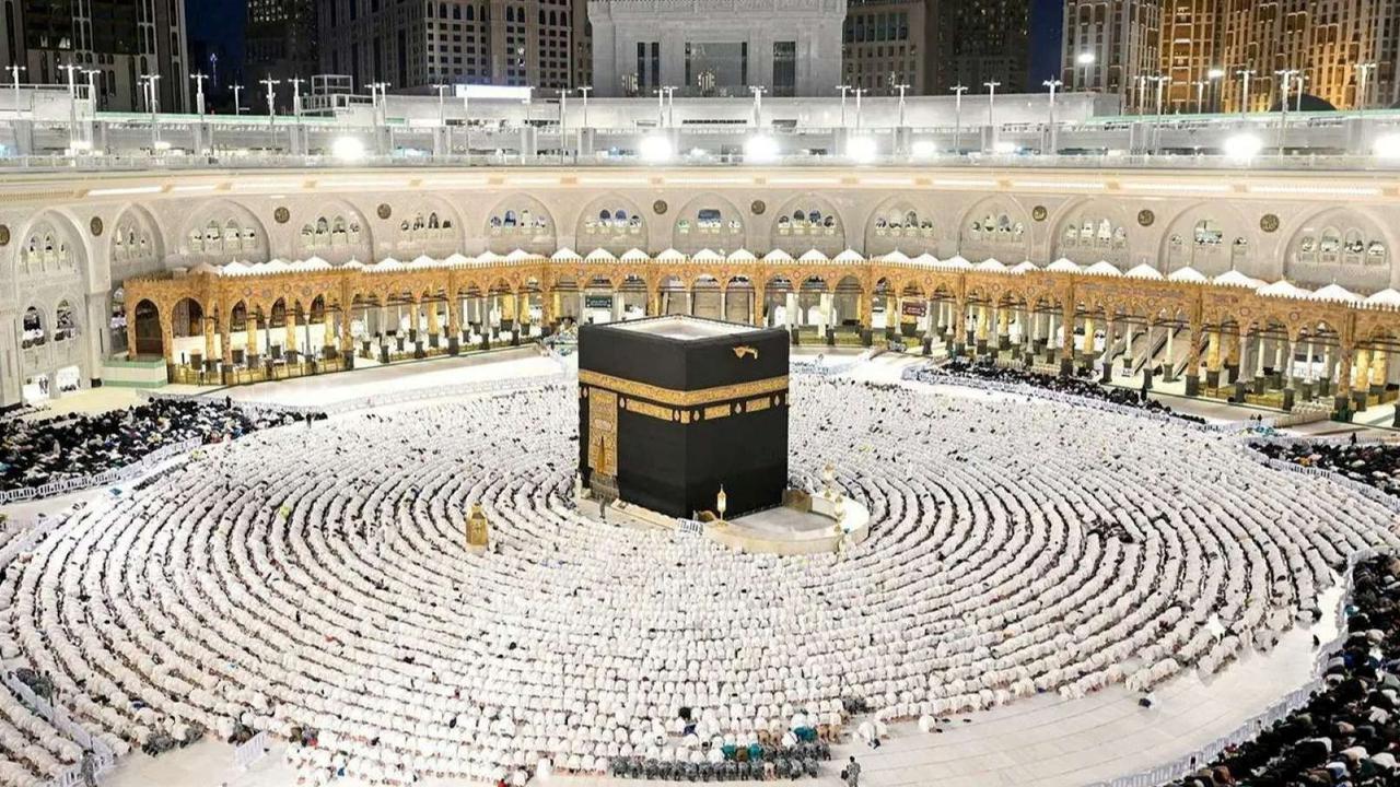 FOTO: Syahdunya Suasana Malam 21 Ramadan di Masjidil Haram, Ribuan Jemaah Perbanyak Ibadah di Depan Kakbah