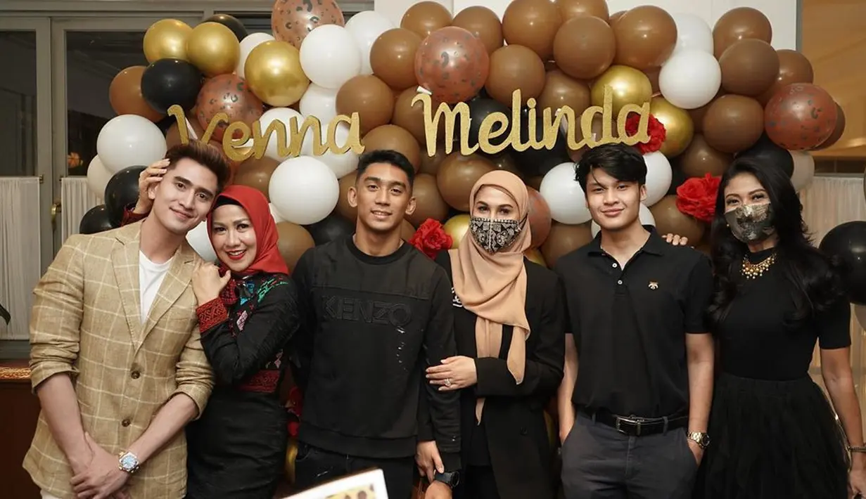 “Terima kasih untuk semuanya, ma. Apapun yang Verrell kasih ngga akan pernah bisa ngebales semua pengorbanan dan kasih sayang yang mama kasih,” tulis Verrell Bramasta. (Instagram/bramastavrl)