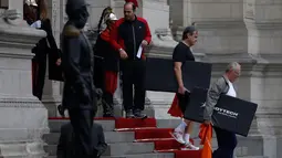 Presiden Peru, Pedro Pablo Kuczynski Godard bersiap melakukan olahraga di depan Istana Presiden di Lima, Peru, Kamis (4/8). Mengenakan pakaian dan sepatu olahraga, Kuczynski mengajak menteri-menterinya senam kebugaran (REUTERS/Guadalupe Pardo)