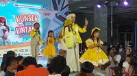 Kak Ria Enes dan Boneka Suzan dalam konser Sang Bintang yang digelar di Yogyakarta pada 20 Juli 2024 untuk memperingati Hari Anak 2024. (Dok. GNP Music/Presidenmusikindo)