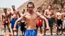 Tujuannya agar para buruh jebor bisa menunjukkan badannya yang kekar dan kuat. Uniknya bentuk badan yang sedemikian itu bukan dihasilkan dari latihan di gym atau pusat latihan kebugaran. (Liputan6.com/Gempur M Surya)