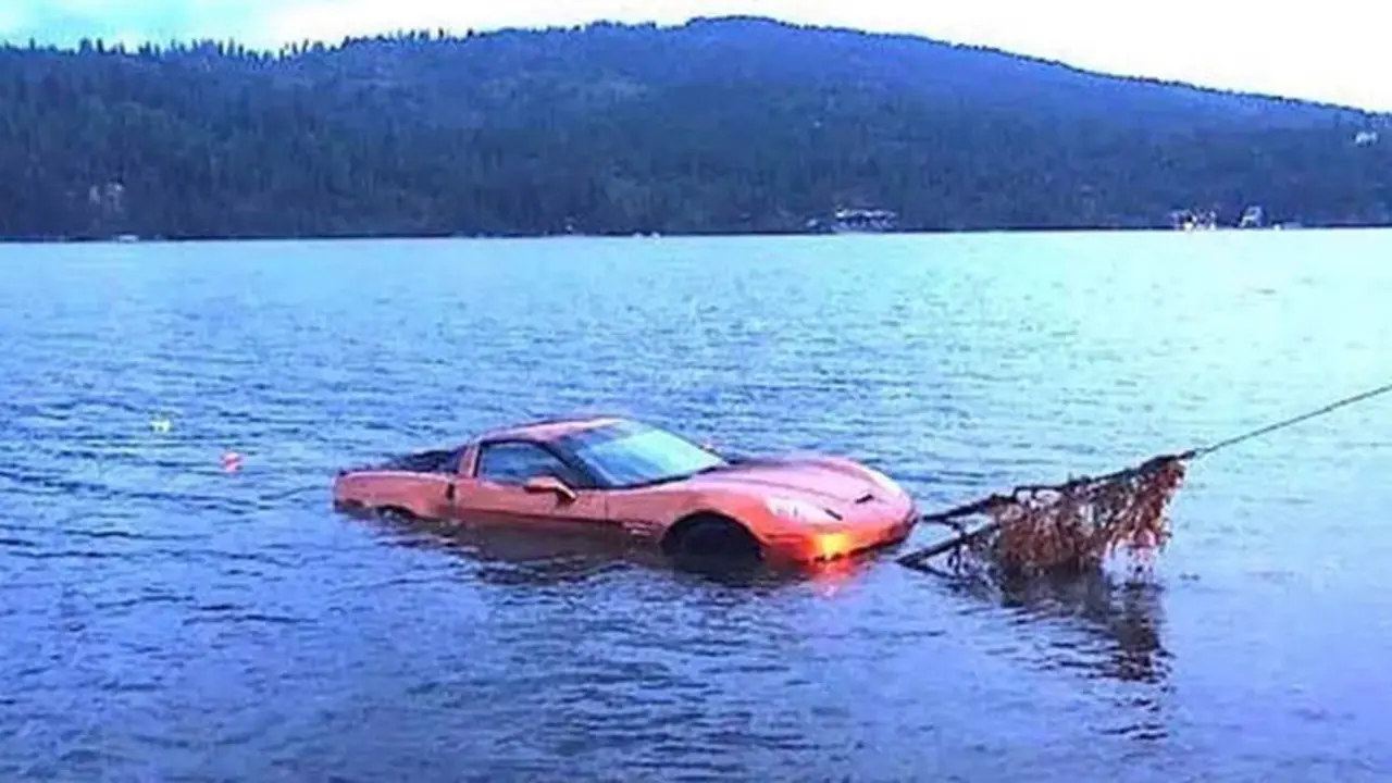 Chevrolet Corvette Z06 saat dievakuasi dari dasar danau