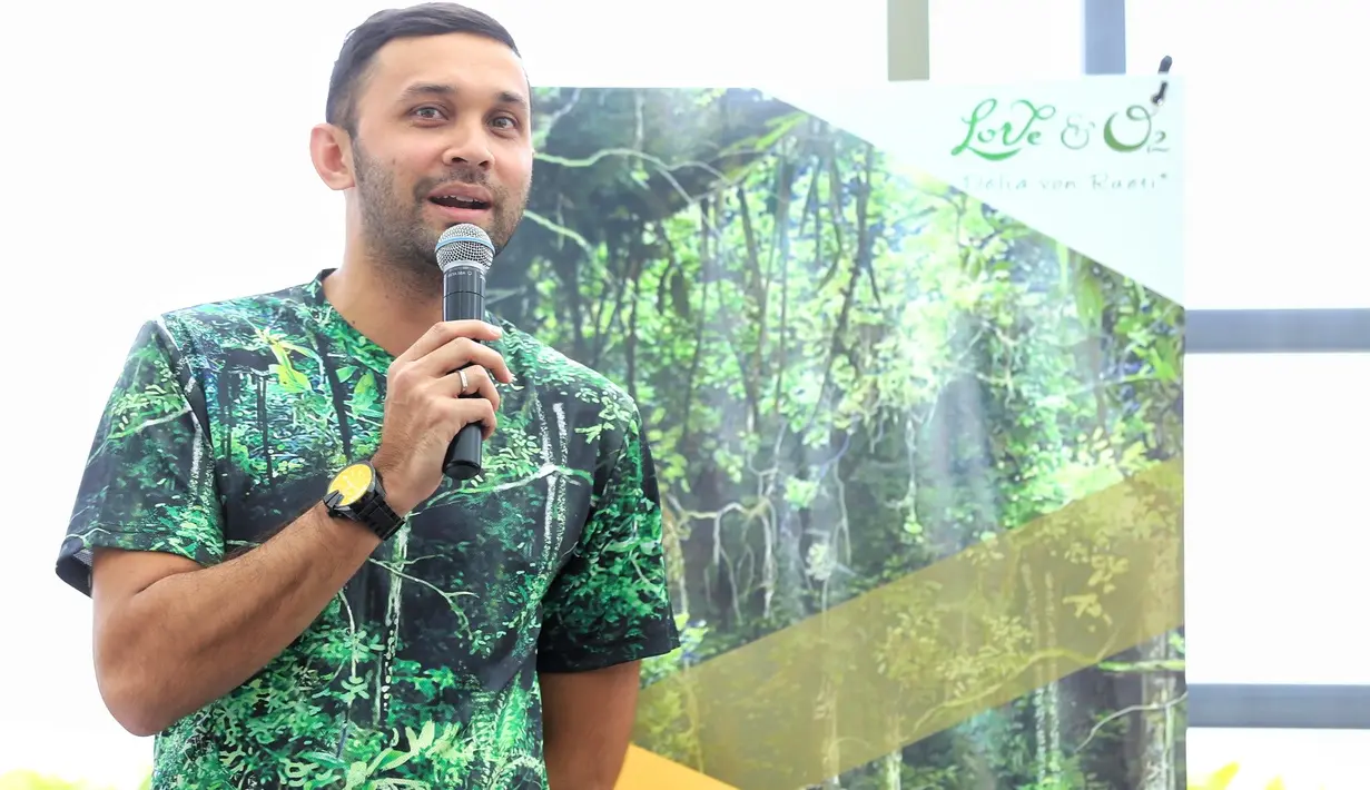 "Saya suka sedih kalo liat kondisi keluarga yang sedang makan malam tapi anak dan orang tuanya sibuk ama gadget masing-masing, nggak ada interaksi. Nah saya ngak mau seperti itu," tutur Teuku Zacky. (Adrian Putra/Bintang.com)