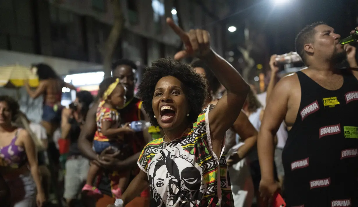 Peserta pesta jalanan yang dikenal sebagai blocos, menari selama protes terhadap pembatasan oleh pejabat kota di Rio de Janeiro, Brasil (13/4/2022). Balai Kota telah melarang pesta jalanan selama perayaan Karnaval, yang tertunda hampir dua bulan karena pandemi. (AP Photo/Silvia Izquierdo)