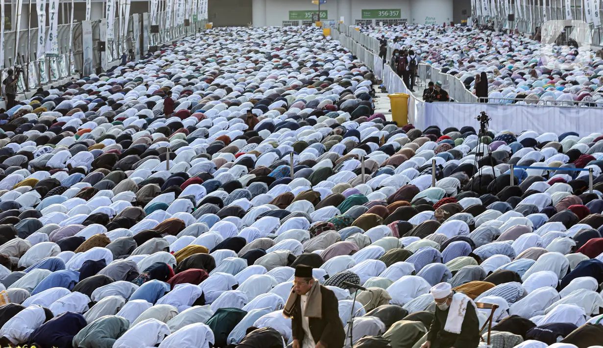 Ribuan umat muslim melaksanakan salat Idul Adha 1443 Hijriah di Jakarta International Stadium, Minggu (10/7/2022). Pemerintah menetapkan libur nasional Hari Raya Idul Adha 1443 Hijriah jatuh pada 10 Juli 2022 berdasarkan Keputusan Menteri Agama No. 668/2022 tentang Penetapan 1 Dzulhijah dan Idul Adha 1443. (Liputan6.com/Faizal Fanani)