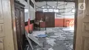 Kondisi ruang kelas yang rusak akibat terjangan angin kencang di Sekolah Dasar Negeri (SDN) Pancoranmas 3, Depok, Jawa Barat, Minggu (24/7/2022). Puing-puing sisa bangunan yang ambruk pun masih berserakan di ruang kelas. (merdeka.com/Iqbal S. Nugroho)
