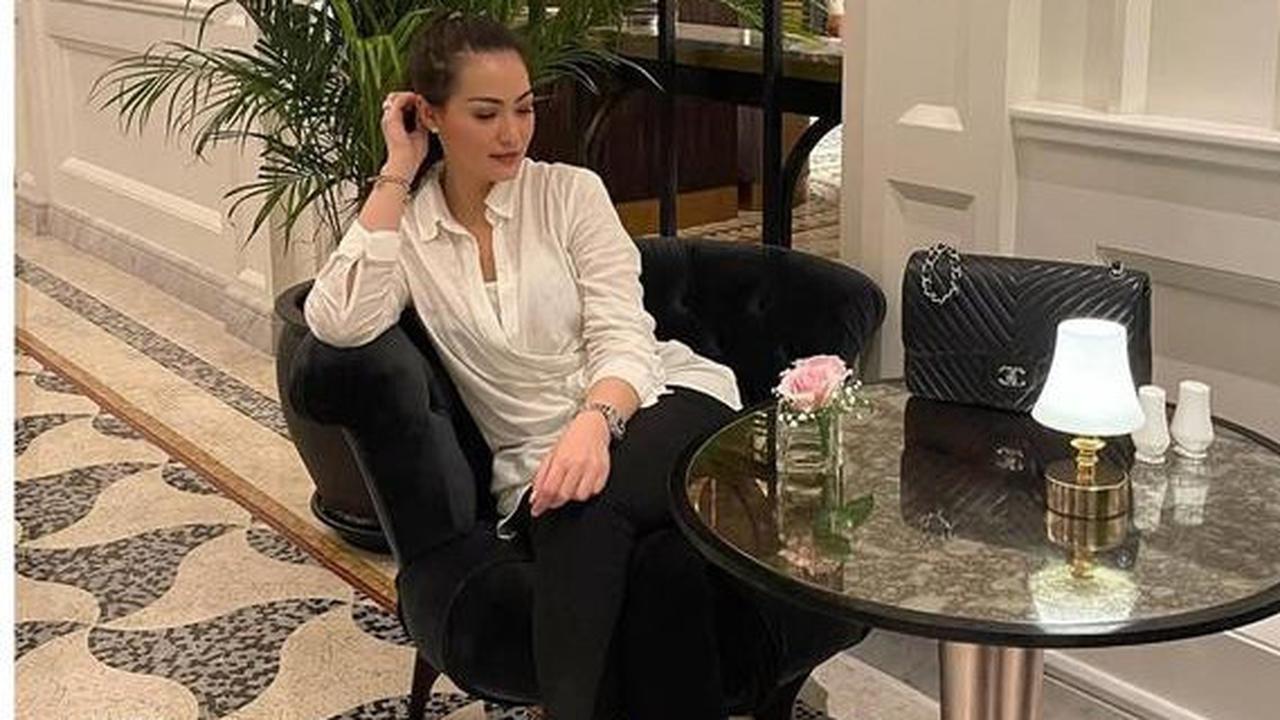 Cantik dan Memesona, 6 Gaya Kasual Elegan Christy Jusung yang Bikin Awet Muda di Usia 42 Tahun