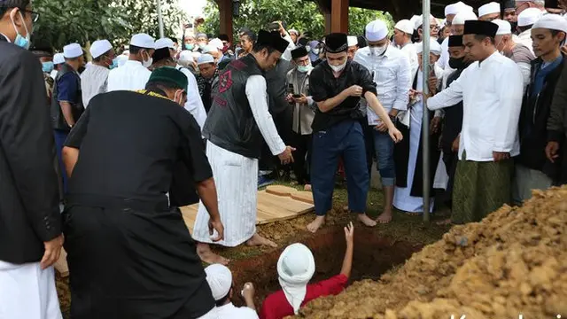 7 Potret Suasana Pemakaman Ameer Azzikra, Tangis Sang Istri Pecah