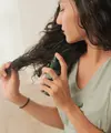 Penggunaan Spray Tonic untuk Menguatkan Rambut, Mencegah Rambut Rontok, dan Membuat Rambut Sehat Serta Berkilau (Foto: Ree Derma)