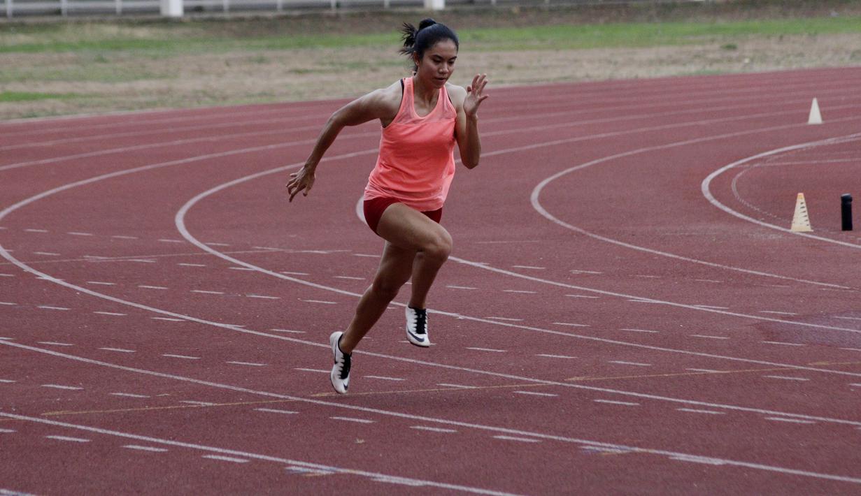 Atlet lari putri Indonesia, Jeany Nuraini, saat latihan di Stadion Madya, Jakarta, Kamis (17/10/2019). Sprinter muda ini akan menjadi salah satu atlet yang akan berlaga di SEA Games 2019. (Bola.com/M Iqbal Ichsan)