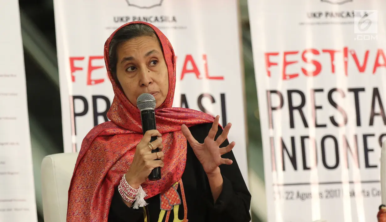 Pendiri Komunitas Tanoker, Farha Ciciek menjadi pembicara dalam Dialog Sambung Rasa dan Interaktif pada Festival Prestasi Indonesia di Jakarta, Selasa (22/8). Dialog ini mengenai Pancasila dan Pengembangan Ekonomi Rakyat. (Liputan6.com/Herman Zakharia)