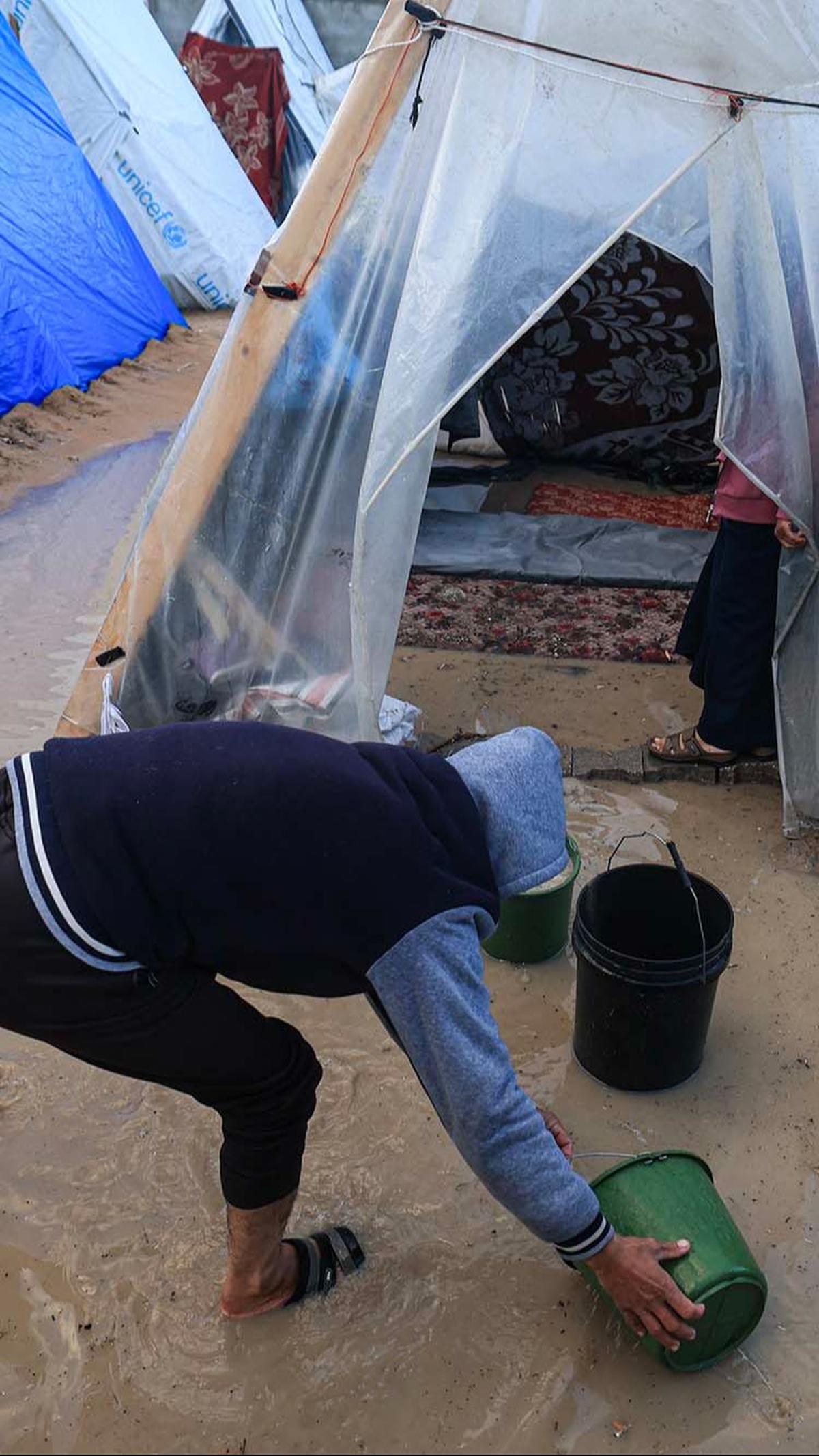 Sementara, sebanyak 64.000 orang terluka akibat gempuran Israel.