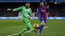 Lionel Messi berusaha menghadang sepakan kiper Celta Vigo, Sergio Alvarez pada lanjutan La Liga Spanyol di Camp Nou, Barcelona, (4/3/2017).  (AP/Manu Fernandez)