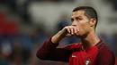 Bintang Portugal, Cristiano Ronaldo, tampak kecewa usai negaranya tersingkir dari semifinal Piala Konfederasi di Kazan Arena, Kazan, Rabu (28/6/2017). Portugal kalah adu penalti 0-3 dari Cile. (EPA/Mario Cruz)