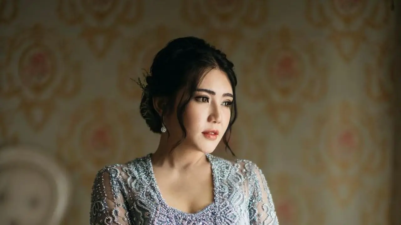 8 Potret Detail Kebaya Via Vallen di Momen Lamaran, Cantik Bernuansa Abu-abu