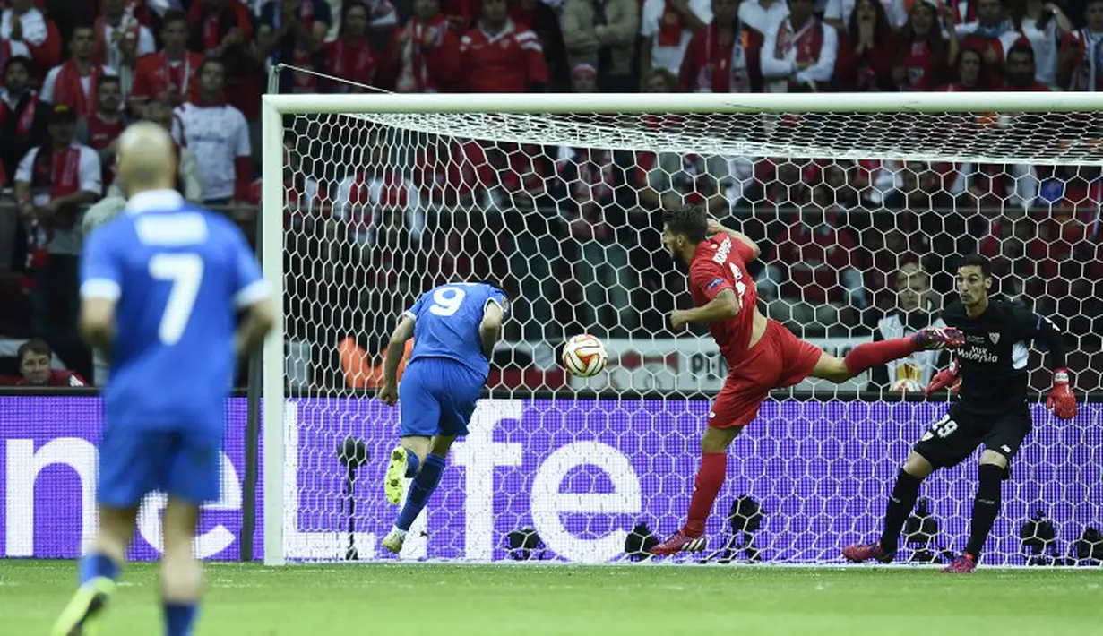 Striker Dnipro, Nikola Kalinic, sukses mencetak gol pertama di menit ke-7. (AFP PHOTO/ODD ANDERSEN)