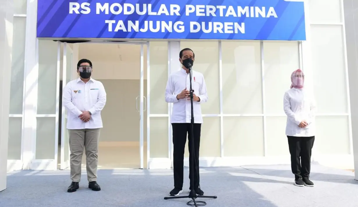 Presiden Joko Widodo (tengah) meresmikan Rumah Sakit (RS) Modular Pertamina di Tanjung Duren, Jakarta, Jumat (6/8/2021). Rumah sakit tersebut memiliki kapasitas 305 tempat tidur, yang terdiri atas tempat tidur isolasi, tempat tidur High Care Unit (HCU), dan ICU. (Dok. Biro Pers Sekretariat Presiden)