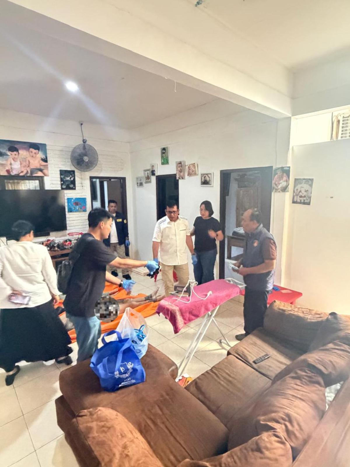 Kepolisian cek tkp warga negara Australia dan dua anaknya tewas di Legian. (Dokumentasi Polresta Denpasar).