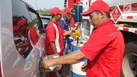 Petugas melakukan pengisian BBM untuk kendaraan pemudik di Rest Area KM 344 Tol Fungsional Pemalang-Batang, Jawa Tengah, Senin (11/6). Selama arus mudik Lebaran 2018, PT Pertamina menyediakan kios BBM. (Liputan6.com/Arya Manggala)