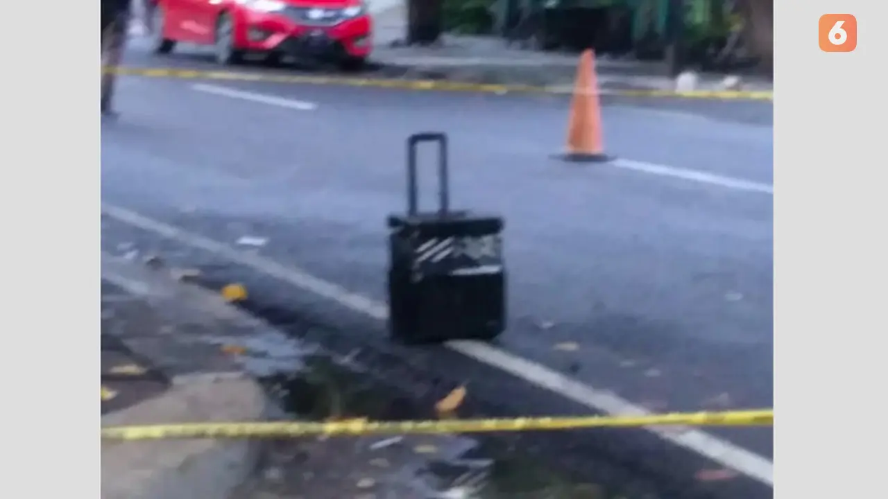 Penemuan koper hitam mencurigakan di sekitar Masjid Al-Markaz (Liputan6.com/Fauzan)