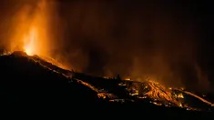 Lava mengalir dari letusan gunung berapi Cumbre Vieja di pulau La Palma di Kepulauan Canaria, Spanyol, Minggu (19/9/2021). Letusan gunung berapi itu memicu evakuasi besar-besaran terhadap kurang lebih 1.000 penduduk yang tinggal di sekitar Gunung Cumbre Vieja. (AP Photo/Jonathan Rodriguez)