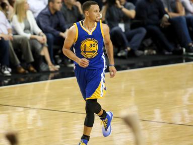 Golden State Warriors guard, Stephen Curry (30) membawa tampil pada laga NBA Playoffs melawan Portland Trail Blazers di Moda Center, Rose Quarter, Portland, (10/5/2016) WIB. (Mandatory Credit: Jaime Valdez-USA TODAY Sports)